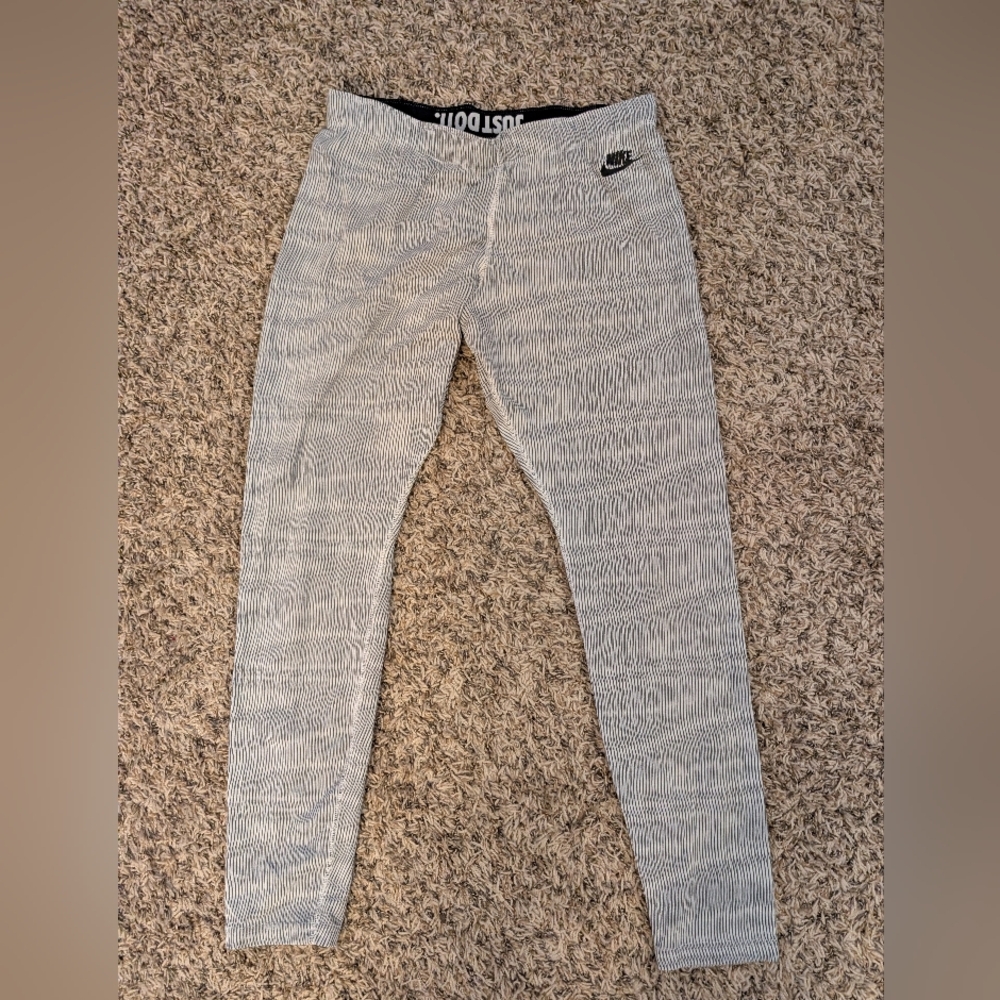 Nike Women's Light Gray Leggings - Large